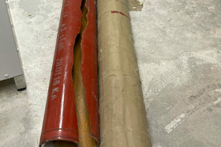 Kinarör som spruckit 5-6 år efter avlämnad entreprenad. Foto: Mathias Eriksson