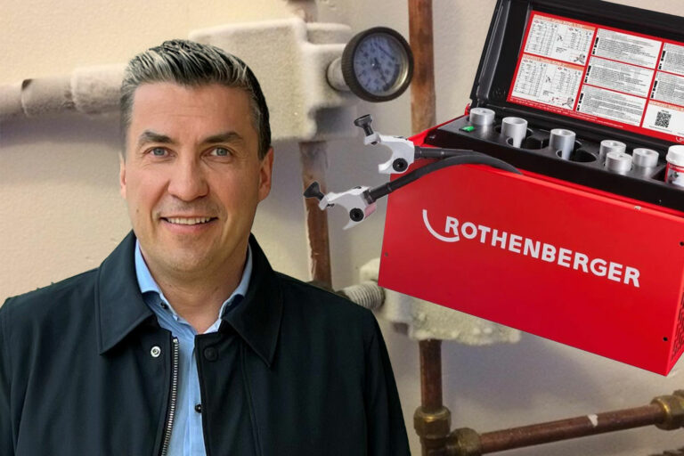 Säljaren Daniel Brännkärr på Rothenberger svarar på frågor som rörmokare ställer om rörfrysning