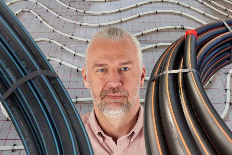 Gräver du ner ett rör med blå rand, då ska den som felsöker om 10 eller 100 år veta att det är dricksvatten i ledningen. Brunt är avlopp, säger Harri Leo, produktspecialist på Uponor Infra.