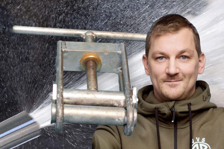 VVS-montören Jonas Beckman åkte en sen kväll på ett jobb där det läckte i en grop utanför ett hus. Med hjälp av bostadsägaren fick Jonas Beckman ned en dränkpump Jonas kunde få ner tvingen runt ena röret, knipa åt PEM-slangen och därmed stänga vattnet in till fastigheten. Bra verktyg alltså.