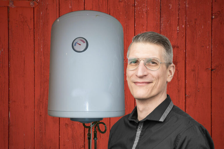 Varmvattenberedare på sommarstugans yttervägg. Björn Wettervik, VVS-expert Installatörsföretagen.