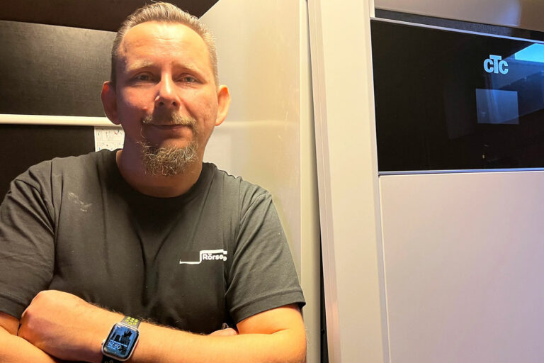 VVS-montören Arek Hydroll bredvid en värmepump. Vill ha förlängt rotavdrag.