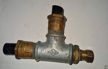 Svart polyetenslang sticker ut. 