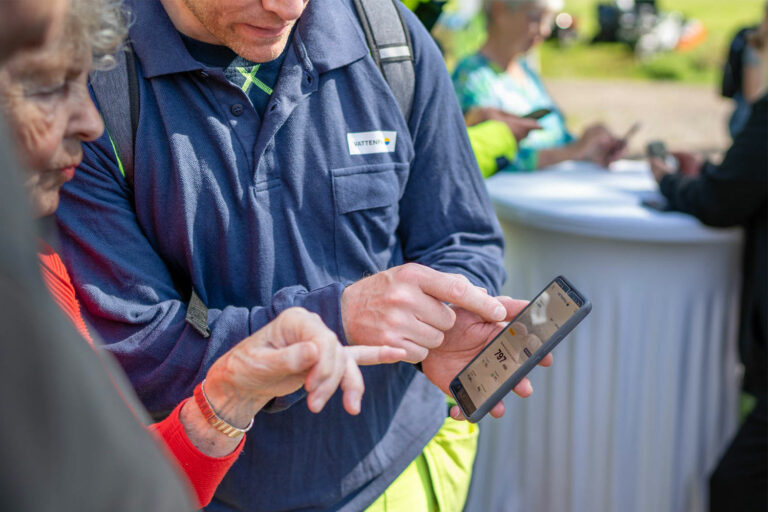 Boende på Arholma lär sig om mikronätet. Foto: Henrik Sannesson