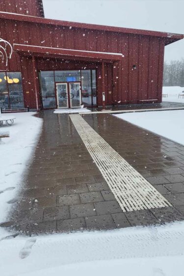 För att bli av med ytterligare överskottssenergi har man installerat markvärme.