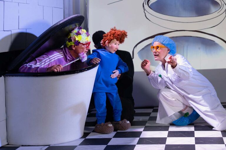 Alex träffar Toalettfen Closette och andra karaktärer som guidar i avloppet.