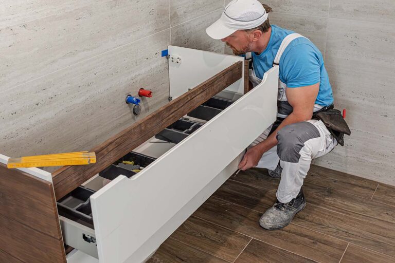 Montera en kommod kan ta längre tid om man inte är van. Genrebild, personen på bilden har inget samband med artikeln.