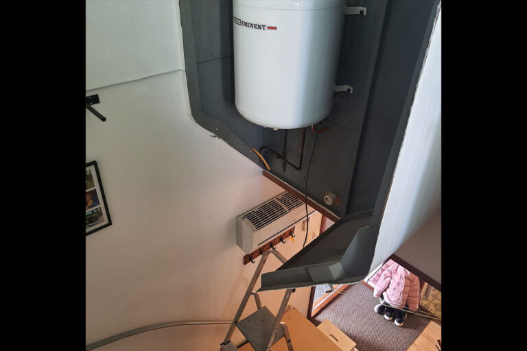 Tja, någonstans ska ju varmvattenberedaren sitta.