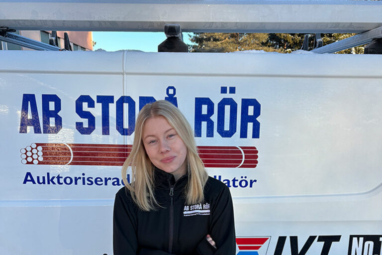 VVS-företagets vd Ellen Arrestad framför firmabilen