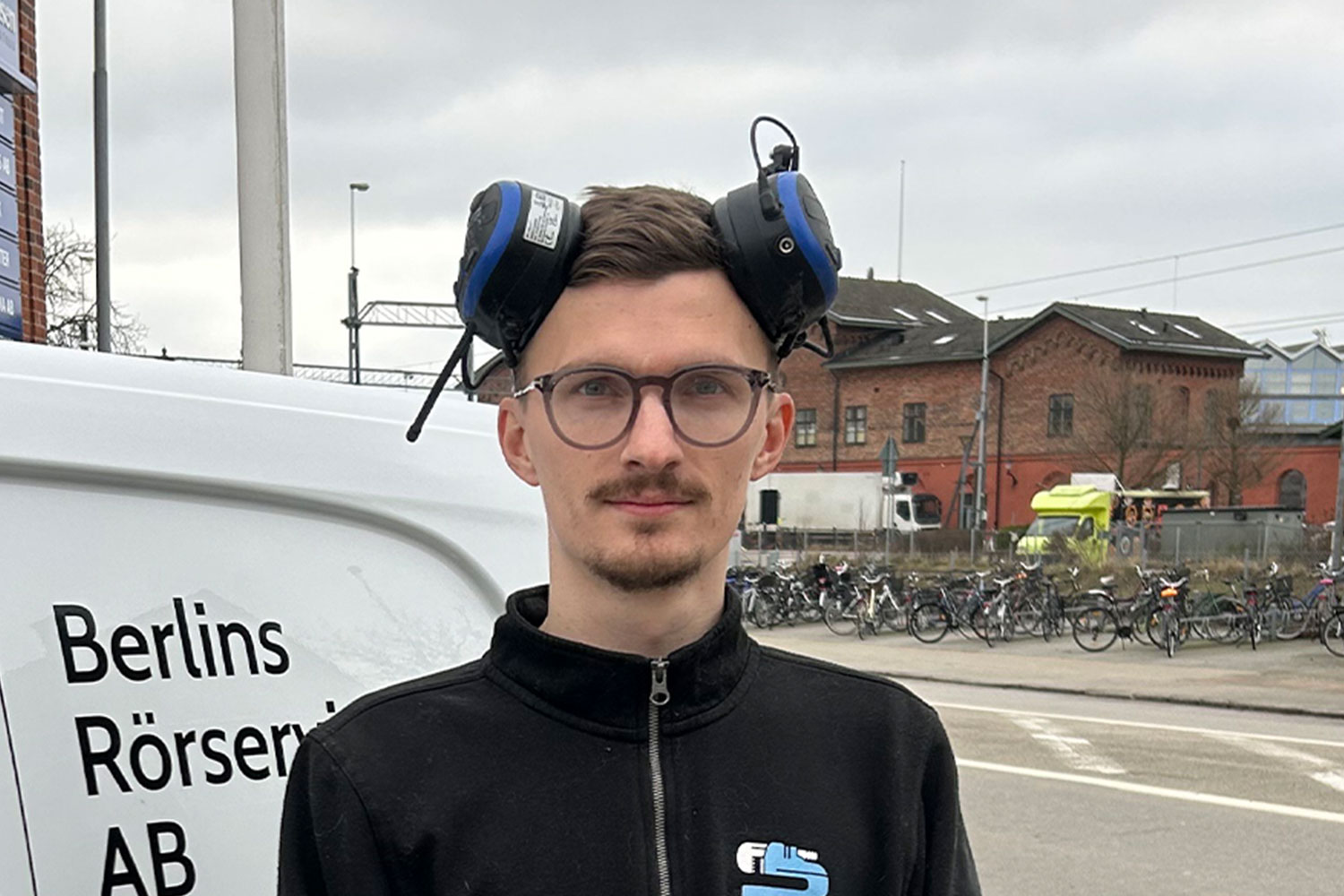 Egenföretagaren Ludvig Berlin i Skåne framför hantverkarbilen