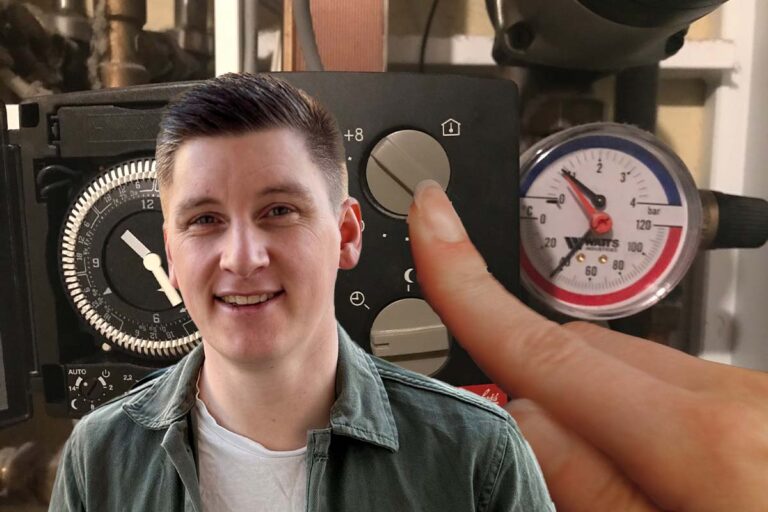 Hand som skruvar på framledningskurva. Bild på energikonsulten Crl-Johan Rydman