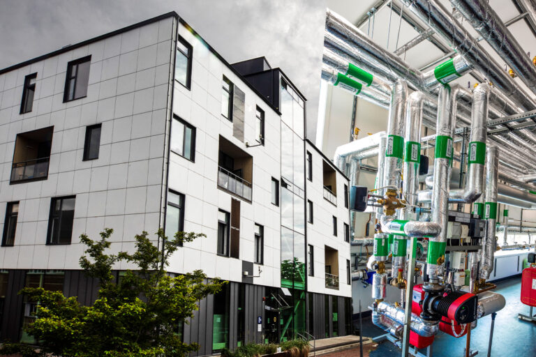 Här får du en rejäl kåk inklusive VVS och rubb och stubb. Enda kruxet är att du får flytta det själv, men det ska vara ”enkelt att montera ned” i alla fall.