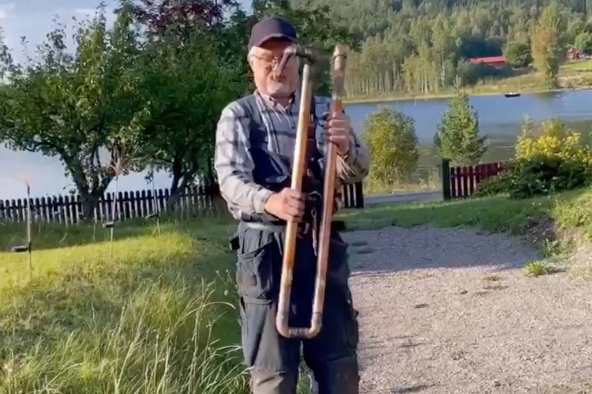 Kristian Hallor skojar med en granne och ”provblåser” en rördel som han tillverkat, ett mellankärl till ett öppet expansionskärl.