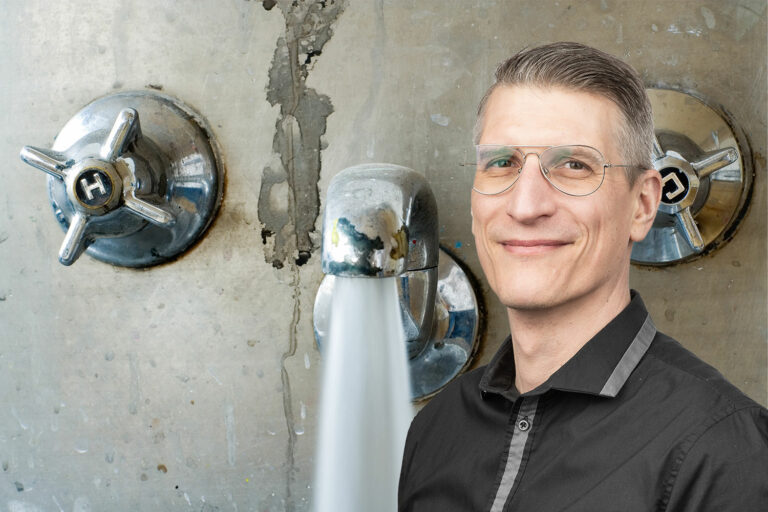 Kranar på vägg med läcka