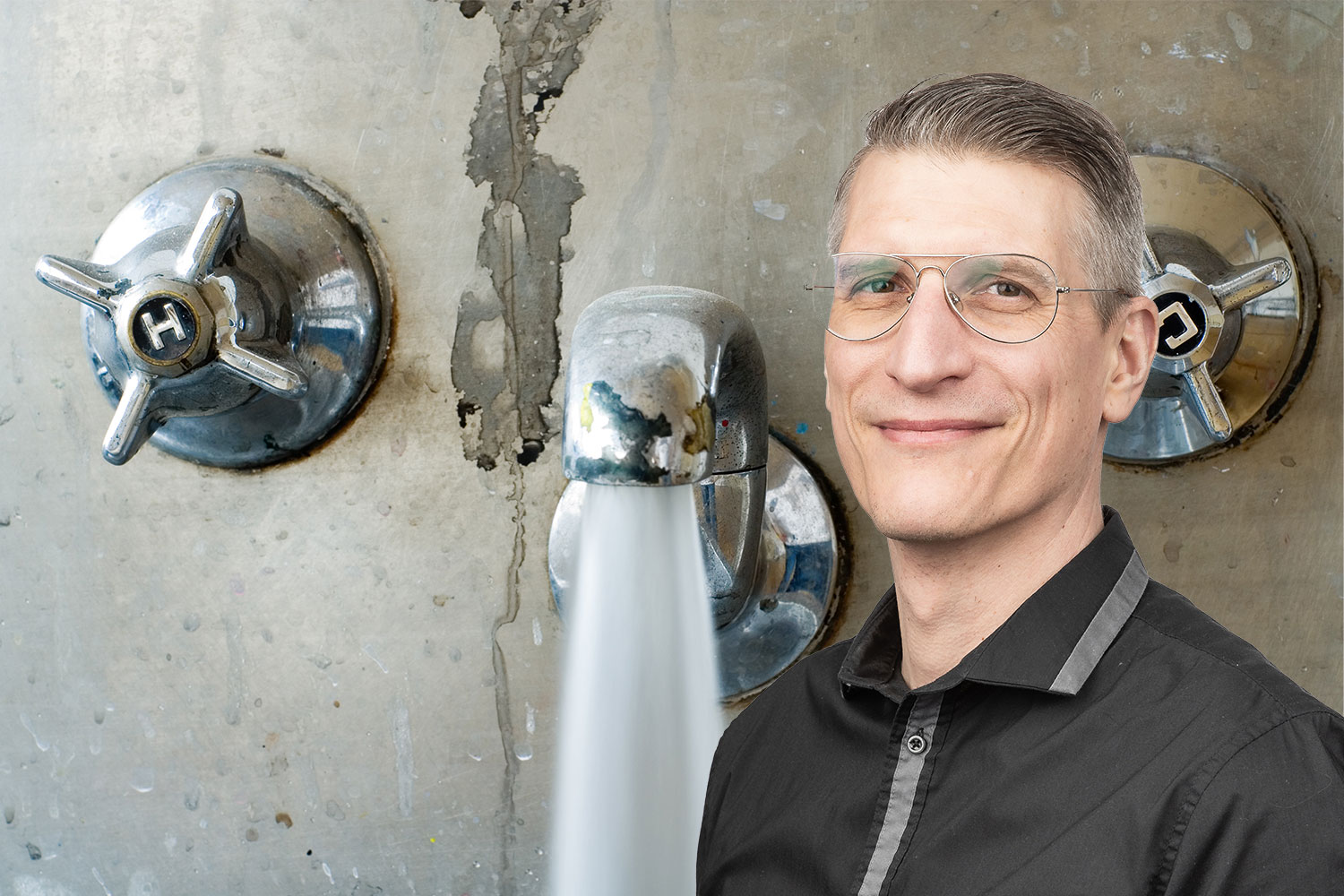 Kranar på vägg med läcka