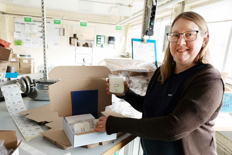 Sandra Olofsson packar läckagebrytare.