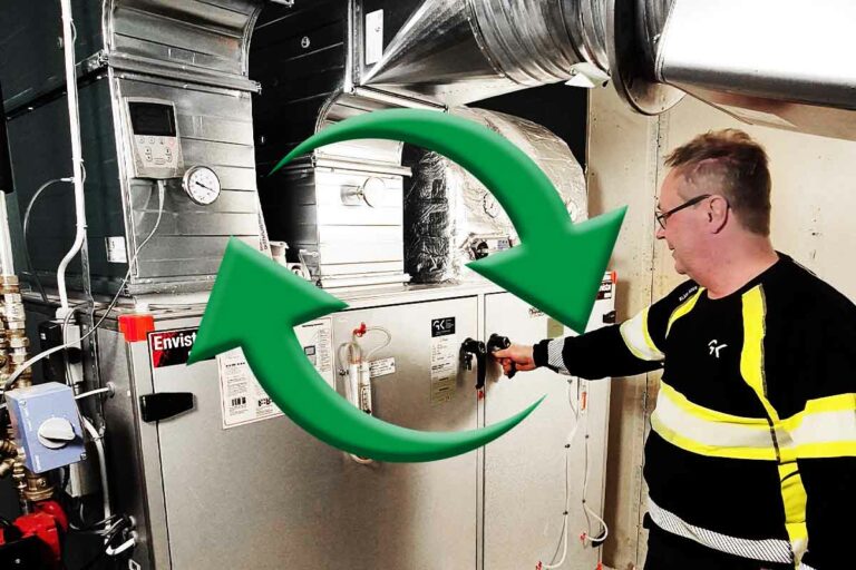Man tar på ventilationsaggregat.Pilar som indikerar återbruk.