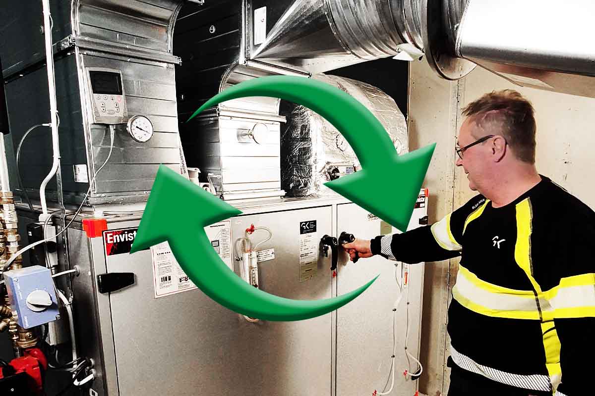 Man tar på ventilationsaggregat.Pilar som indikerar återbruk.