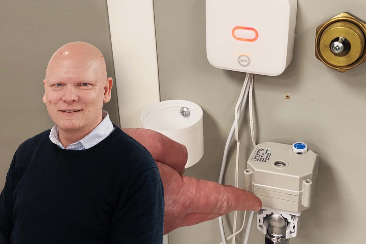 Björn Rydetorp på System Vatette demonstrerar hur installationen av en läckagebrytare går till.