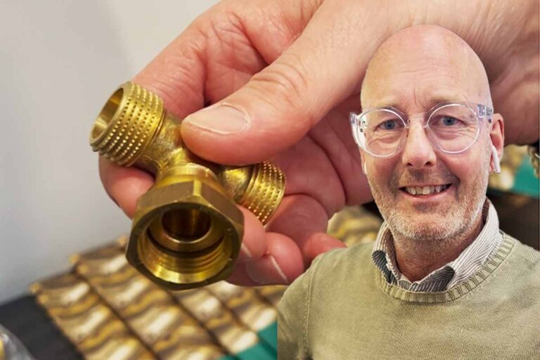 Kristian Sjöstedt visar hur Ezzes lekande mutter förenklar arbetet.
