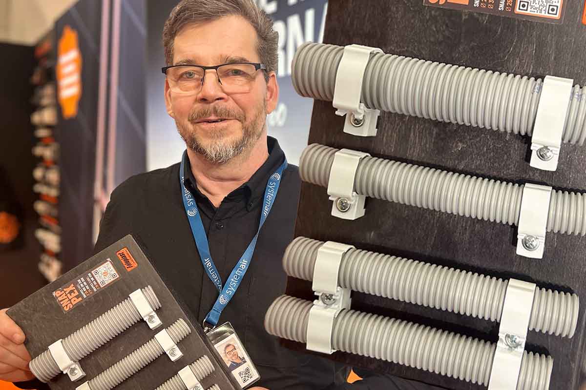 Nille Aittamaa visar Snappex, Faluplasts nya förenklande klammer för rör-i-rör.