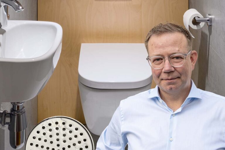 Vägghängd toalett i toalett utan dusch. Pierre Lundborg, expert på Säker Vatten.