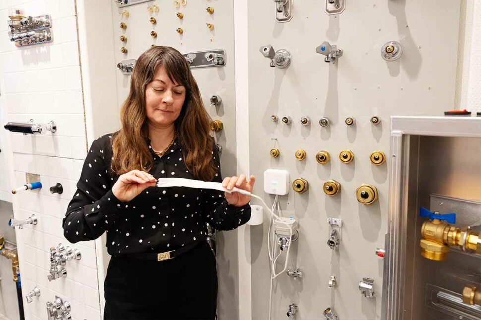 Jenny Lindholm visar hur sensorn reagerar vid fukt.