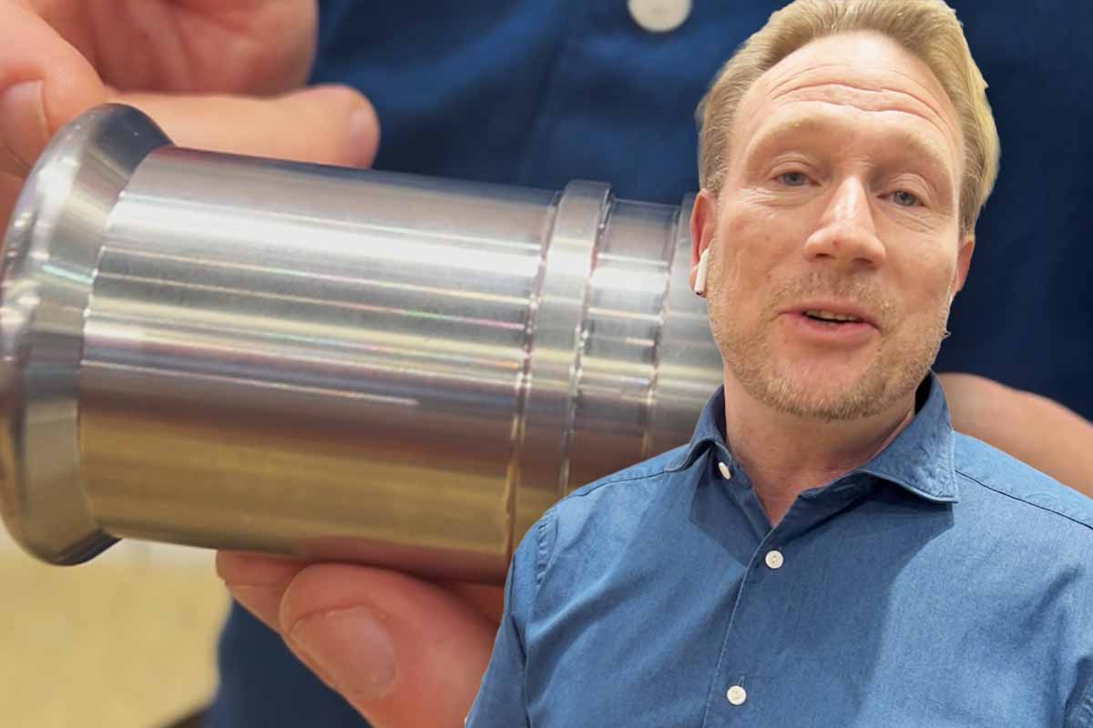 Johan Mårtensson, Nordenchef för rillat på Aalberts IPS, visar en ny produkt på Nordbygg.