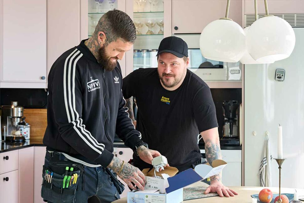 Nick Pettersson och hans rörmokarkollega Matz Estholm.