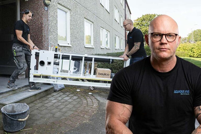 VVS-montörer bär in en våtrumskassett för badrum i en bostad.