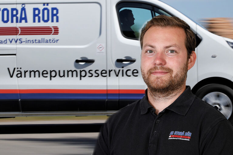 Mattias Mohss är på Storå Rör servar kundernas värmepumpar.