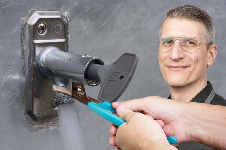 Hand med polygrip skruvar på vattenutkastare.