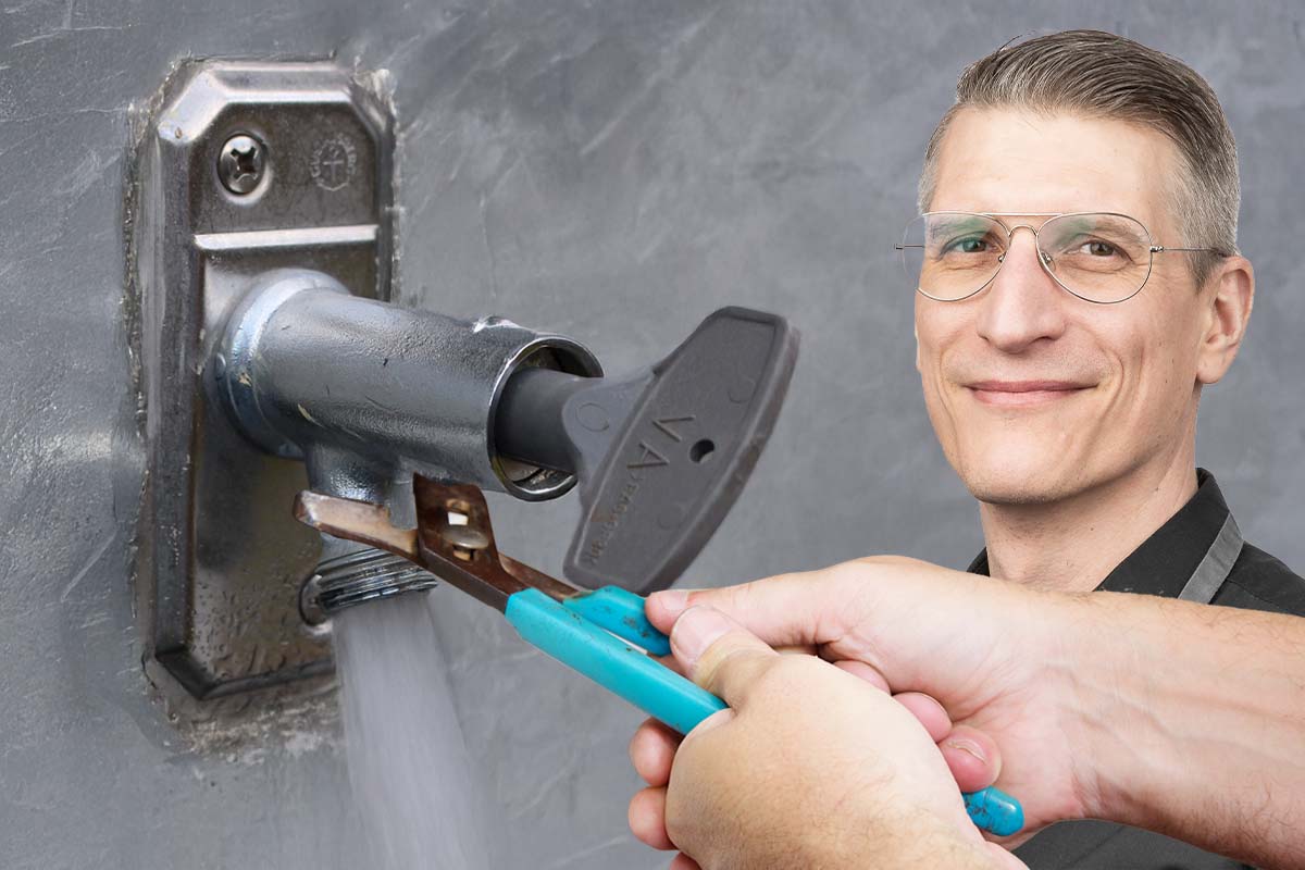 Hand med polygrip skruvar på vattenutkastare.