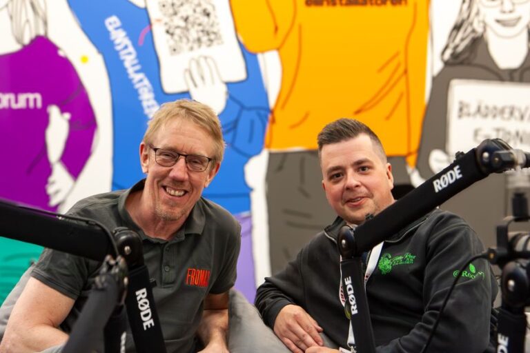 Anders "Rörmokarläraren" Pargell och Fredrik Roos berättar om sina fynd på Nordbygg. Foto: Kim Crona