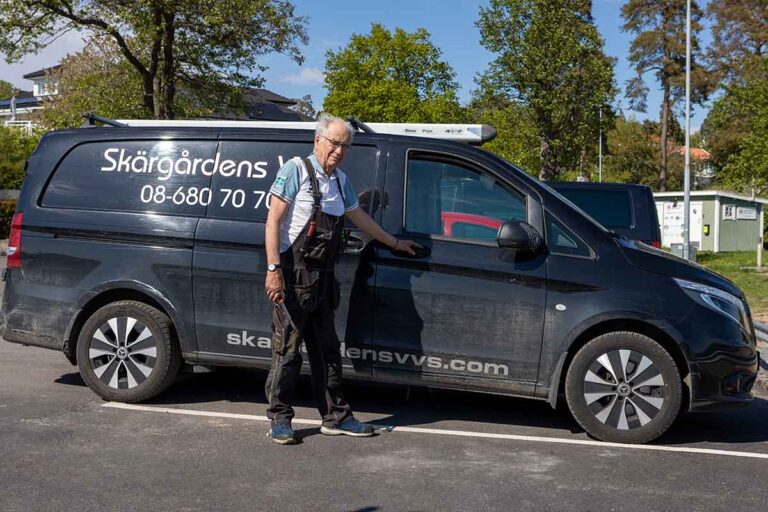 Johnny Ehrlig, 82, jobbar som VVS-montör på familjeföretaget Skärgårdens VVS
