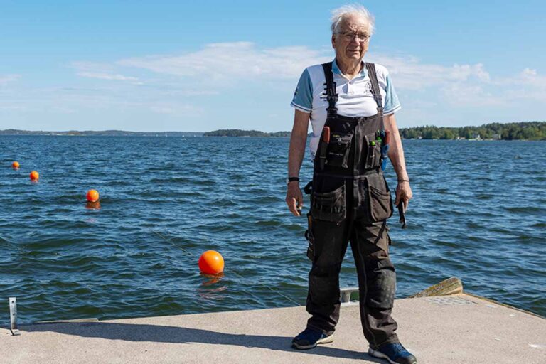Johnny Erling,82, jobbar som montör på familjeföretaget Skärgårdens VVS