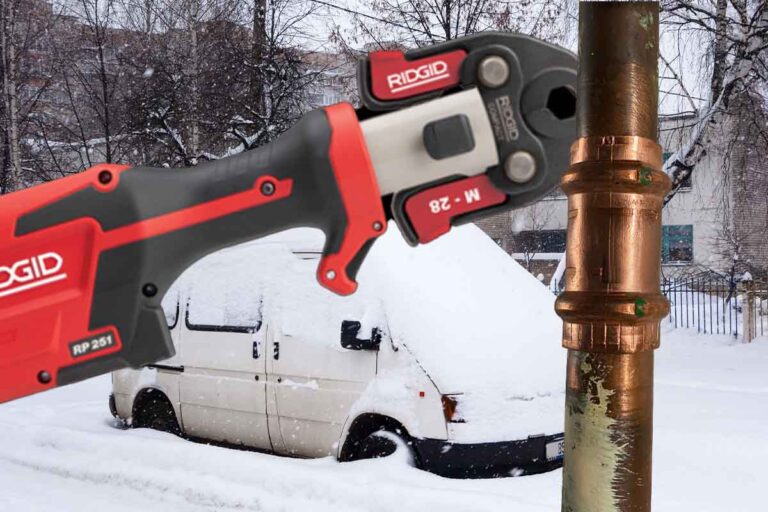 Pressverktyg. snöig bil och pressat rör.