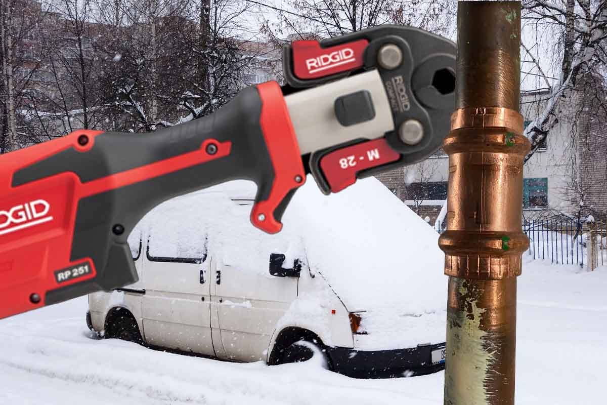 Pressverktyg. snöig bil och pressat rör.